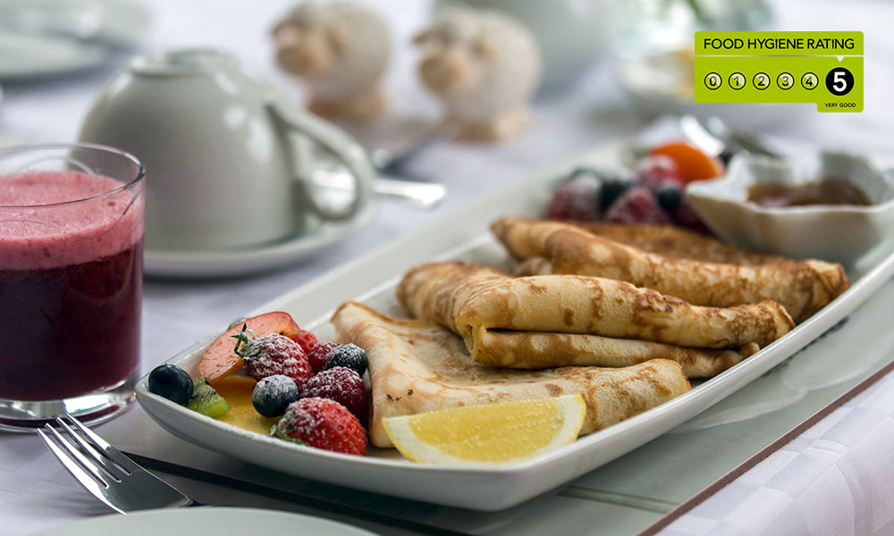fresh pancakes & fruit